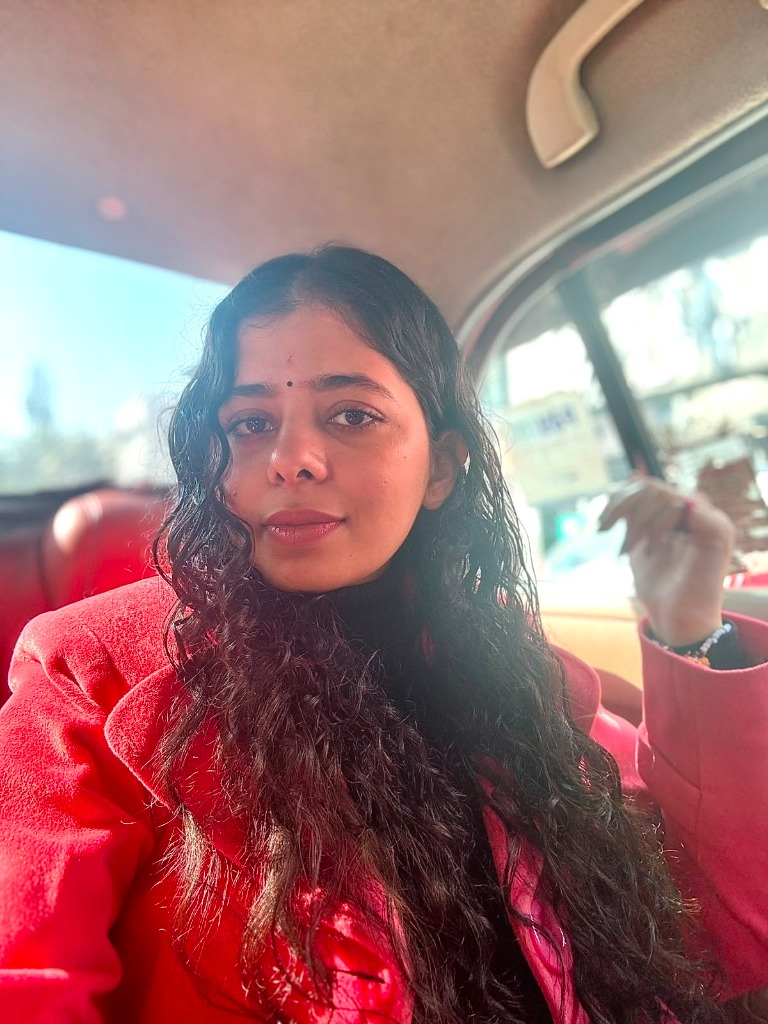 Pavi Beniwal — Tarot Reader & Intuitive Guide